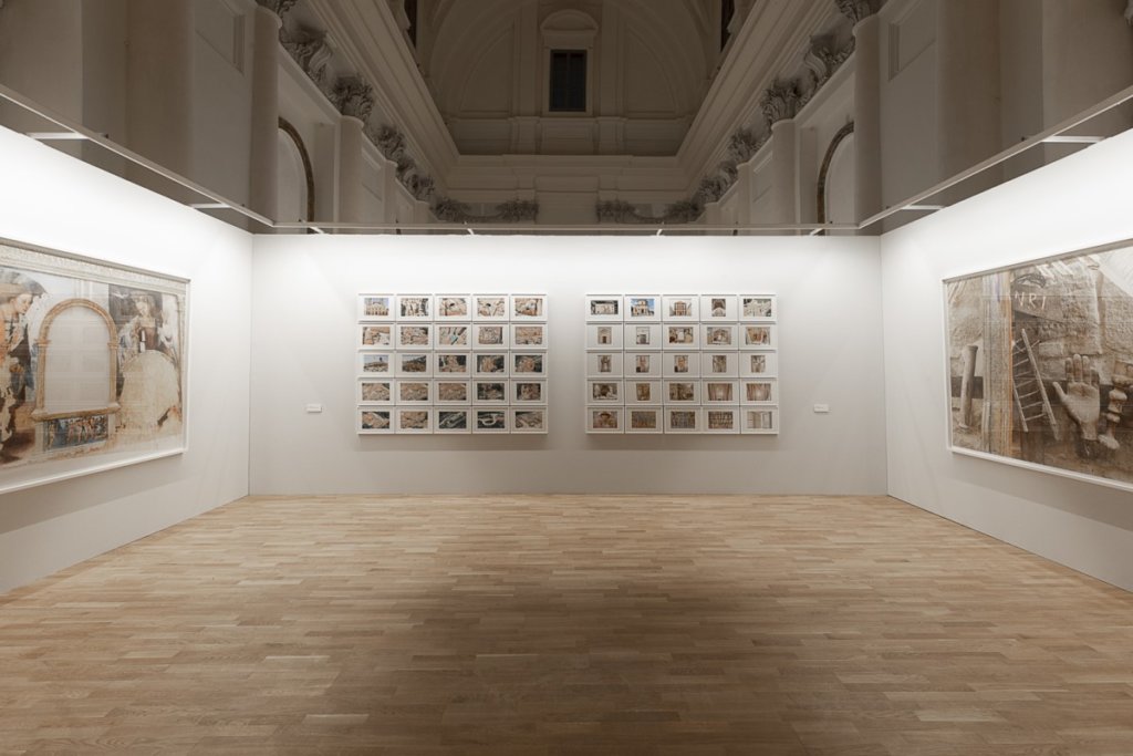 La mostra fotografica, realizzata con il sostegno di Fondazione Cariverona, per raccontare la metamorfosi del paesaggio marchigiano dopo il sisma del 2016