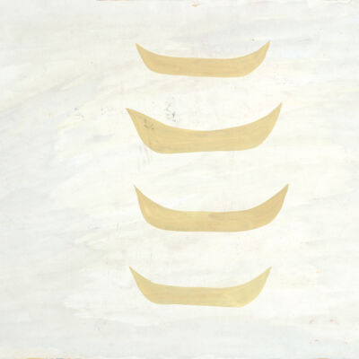 Quattro barche ocra su fondo bianco