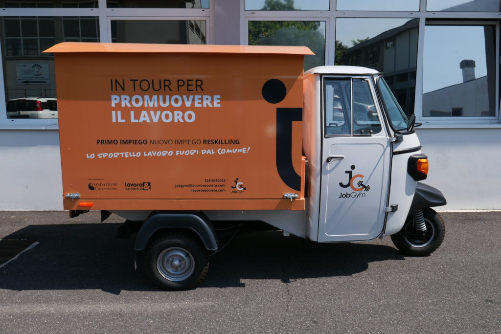 Un’apecar e una rete di 10 soggetti veronesi in tour per aiutare gli under 30 a trovare lavoro