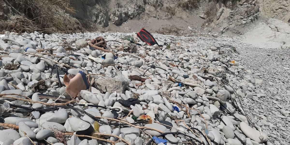 I rifiuti in plastica su una spiaggia del Conero