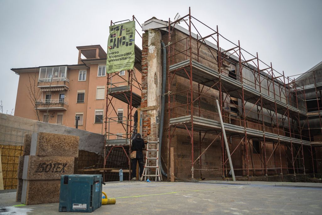 I centri urbani stanno vivendo una fase di forte cambiamento: sono chiamati a dare risposte innovative a bisogni sempre più urgenti. A Vicenza, attorno ad alcuni progetti strategici, sta nascendo dal basso un'idea alternativa di comunità