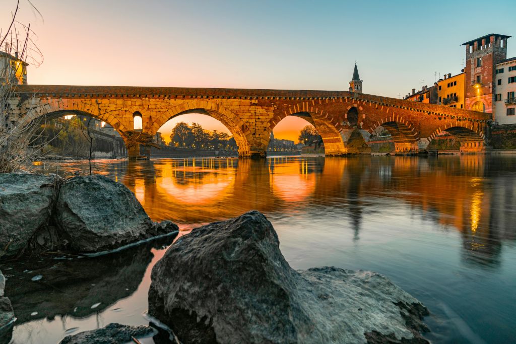 A Verona sboccia un’opera che trasforma il fiume in voce collettiva, tra dati, luci e coinvolgimento della comunità, grazie all’artista Oriana Persico e al progetto culturale Panta Rei