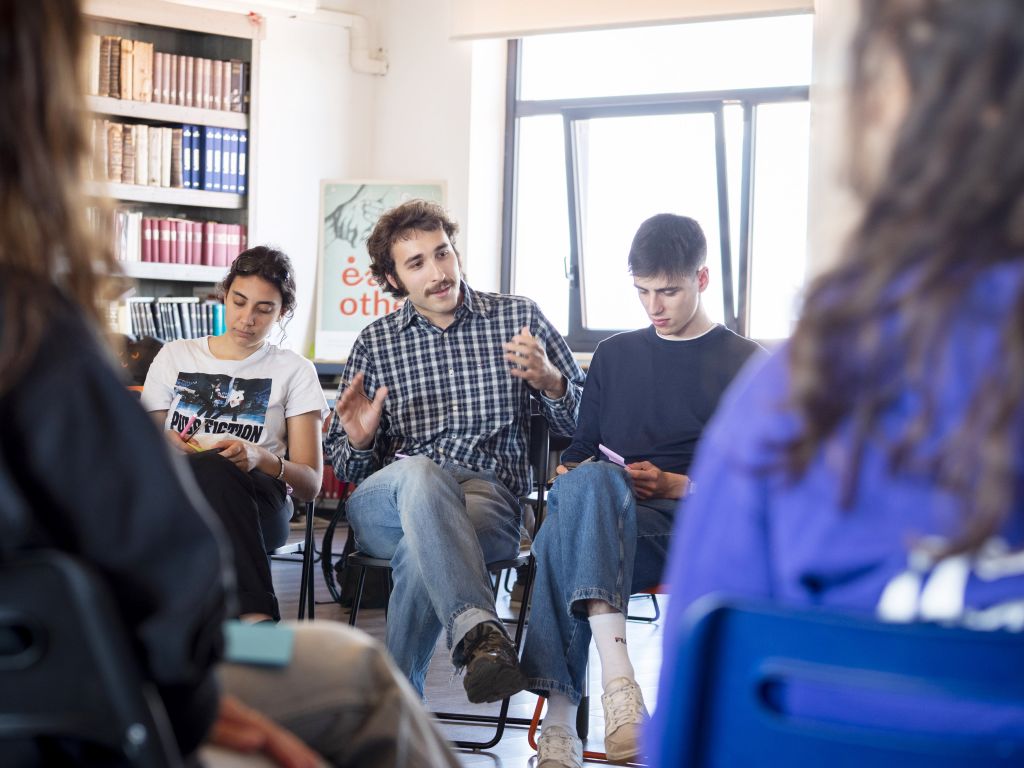 Un bando da 2,8 milioni di euro per sostenere progetti innovativi rivolti a ragazzi e ragazze tra i 14 e i 20 anni. Al centro sviluppo di competenze, relazioni significative e benessere. L’obiettivo è favorire alleanze educative per creare ponti tra scuola, comunità e territori