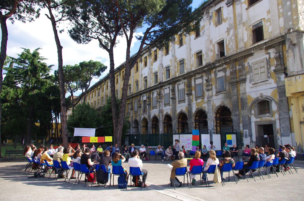 Lo schema “problema–soluzione” non basta più: risultati solidi nascono da ascolto attivo, diagnosi condivise e test sul campo. Con Marianella Sclavi scopriamo un modo di agire che trasforma il conflitto in risorsa, intreccia competenze ed esperienze e progetta con chi abita i luoghi - giovani inclusi - per generare valore concreto