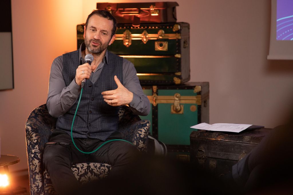 Emilio Casalini, giornalista, conduttore televisivo e curatore del ciclo RIGENERA – il viaggio, riflette su ciò che rende autentico un processo di cambiamento: ascolto, comunità, coinvolgimento dei giovani e un cambio di mentalità per osare insieme