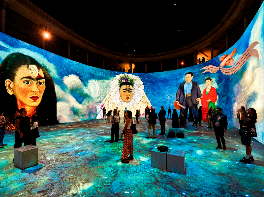 Dal 30 maggio all’11 ottobre, Verona ospita “Frida Kahlo | A Revolutionary Life”, l’opera visiva firmata da Massimiliano Siccardi, Luca Longobardi e Vittorio Guidotti. Un nuovo progetto prodotto da CREA srl Impresa Sociale, che conferma il Ristori come laboratorio culturale aperto ai linguaggi del presente